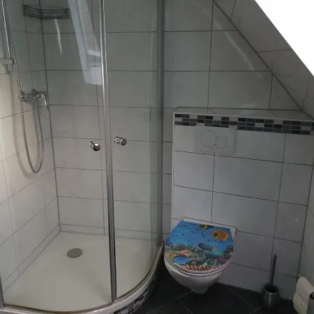 Large, Modern Family-friendly 4-room *