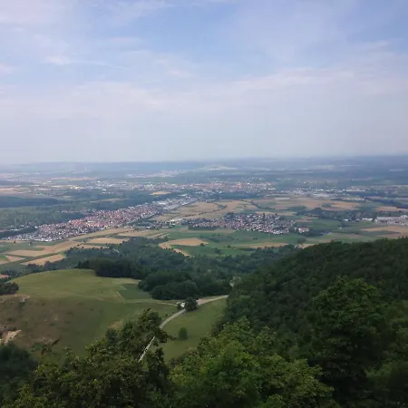 Large, Modern Family-friendly 4-room *